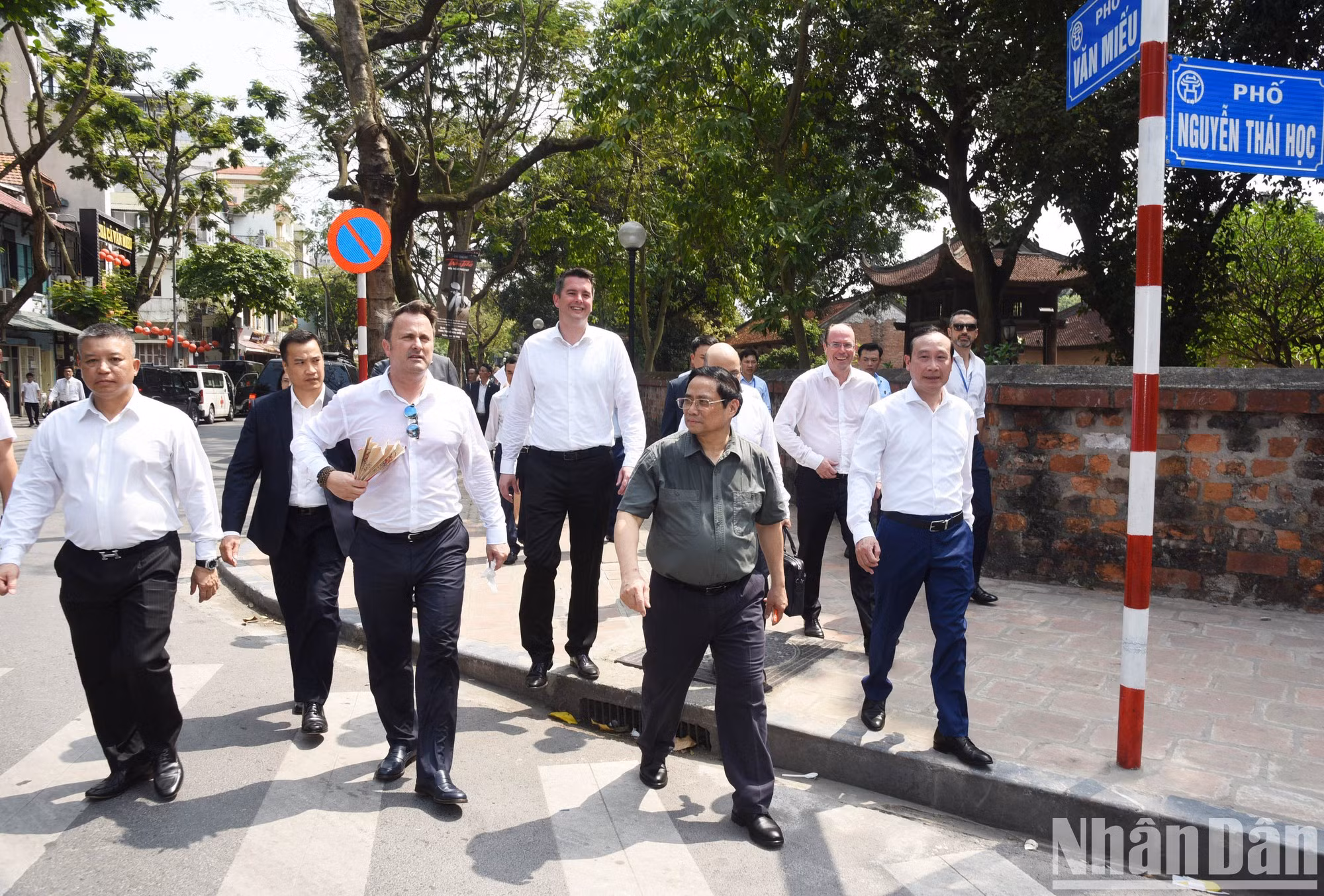 Prime Minister Pham Minh Chinh and his Luxembourg counterpart Xavier Bettel visit Vietnam Fine Arts Museum.