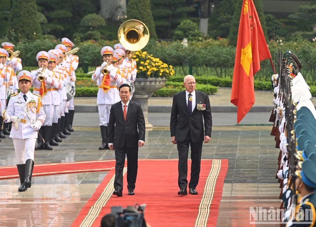 President Vo Van Thuong and Governor-General of Australia David Hurley review a guard of honour.