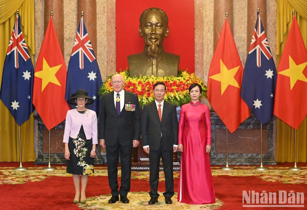 President Vo Van Thuong, Australian Governor-General David Hurley and their spouses at the welcome ceremony.