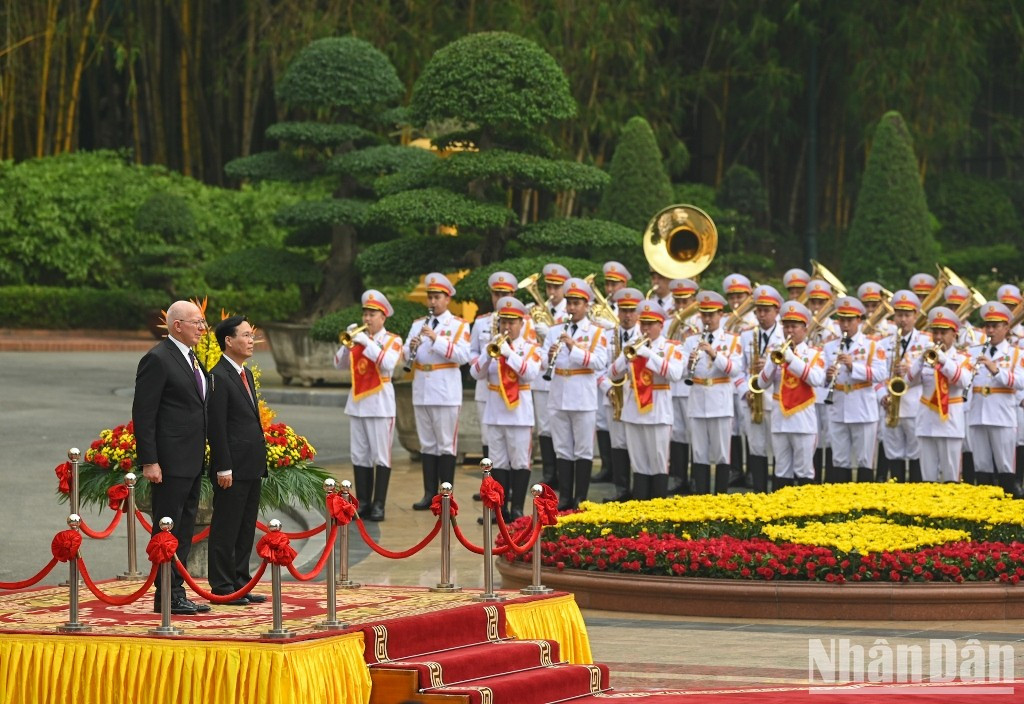 President Vo Van Thuong and Governor-General of Australia David Hurley stand on the podium and listen to the playing of the two countries’ national anthems.
