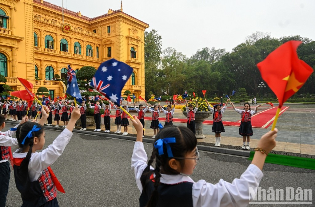 Children from the capital city of Hanoi welcome Governor-General of Australia David Hurley and his spouse.