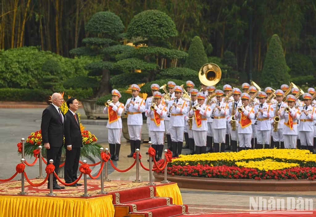 President Vo Van Thuong and Governor-General of Australia David Hurley stand on the podium and listen to the playing of the two countries’ national anthems.