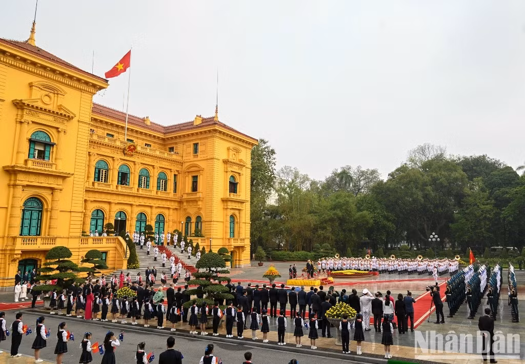 The official welcome ceremony for Governor-General of Australia David Hurley and his spouse takes place at the Presidential Place.