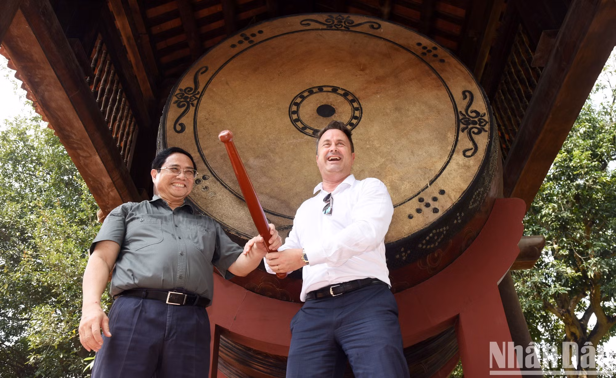 PM Xavier Bettel and PM Pham Minh Chinh beat a drum at the Temple of Literature.