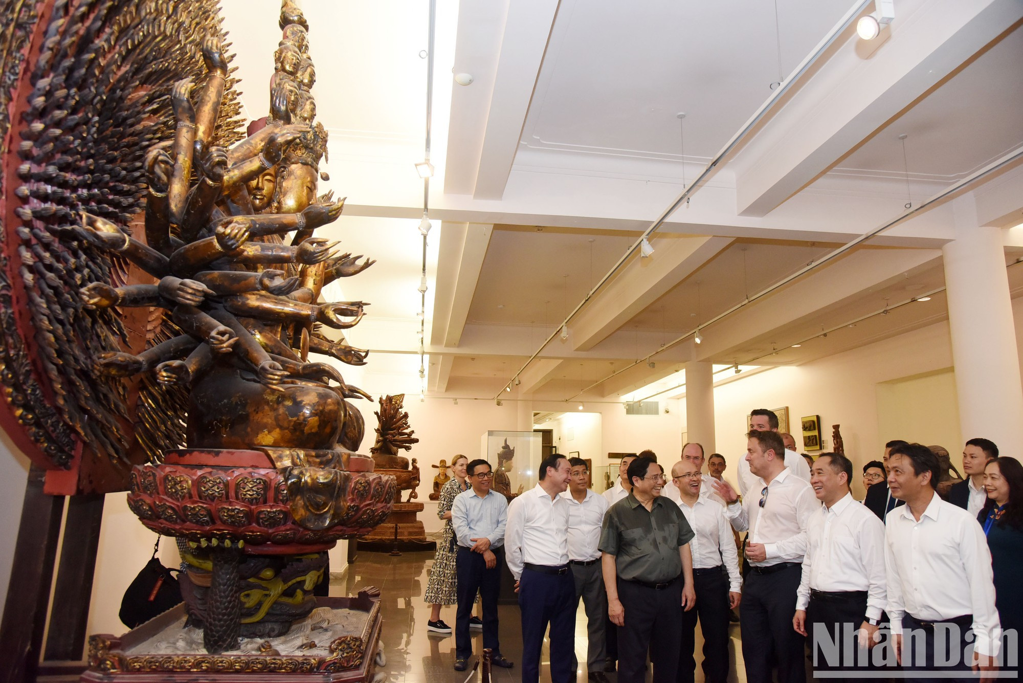 The two Prime Ministers express their impressions at valuable artefacts and fine art works that are cultural, artistic and heritage treasures of Vietnam.