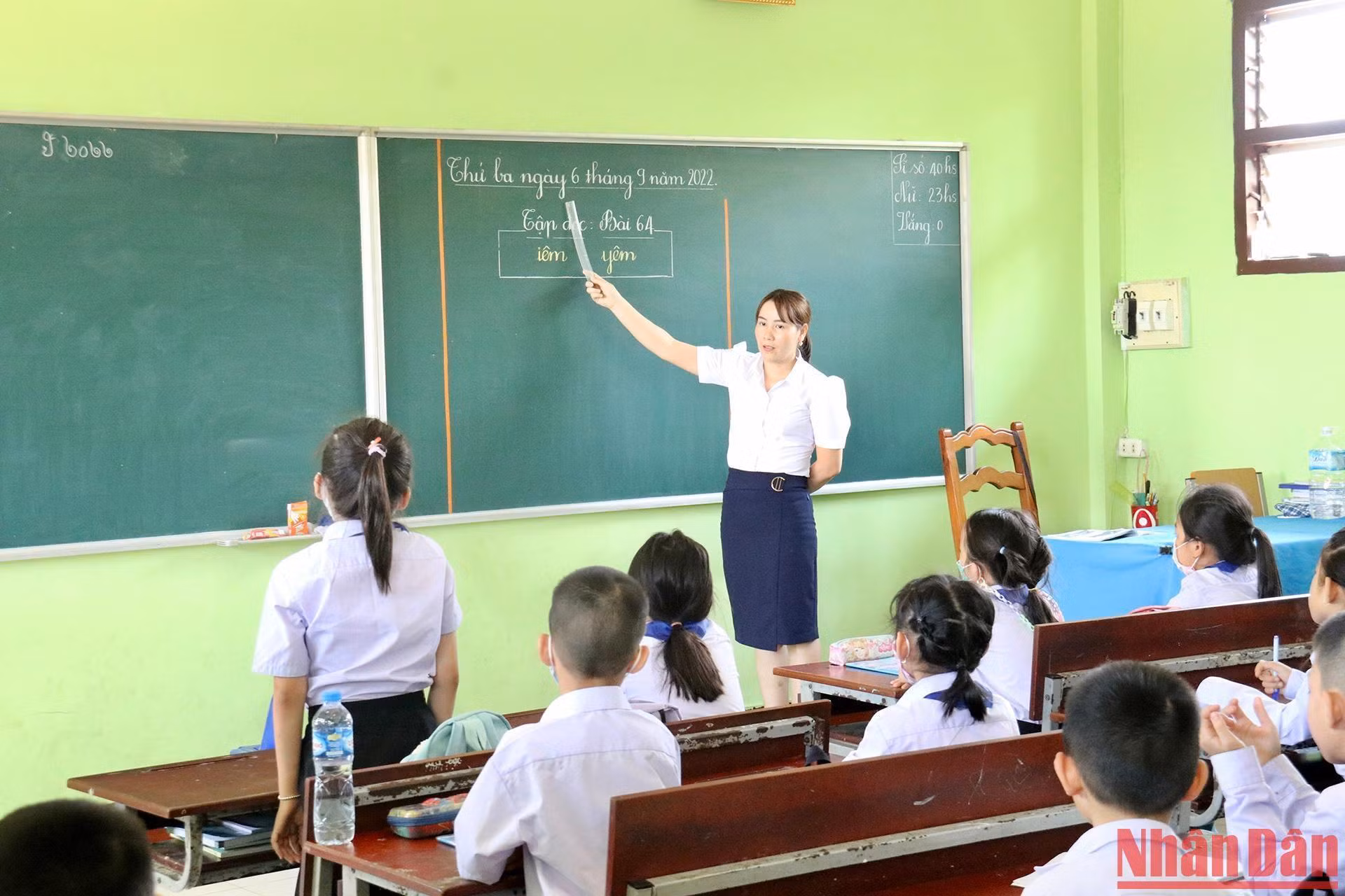 Nguyen Du Lao-Vietnamese bilingual language school has a spacious campus with an area of more than 1 hectare. The school has two spacious 3-storey main building blocks arranged into 30 classrooms for more than 1,000 students.