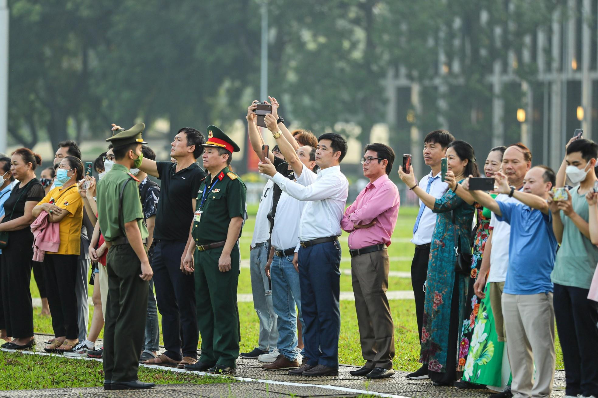 A large number of people were present at the President Ho Chi Minh's Mausoleum area to see the national flag flying on a very special day with their own eyes.