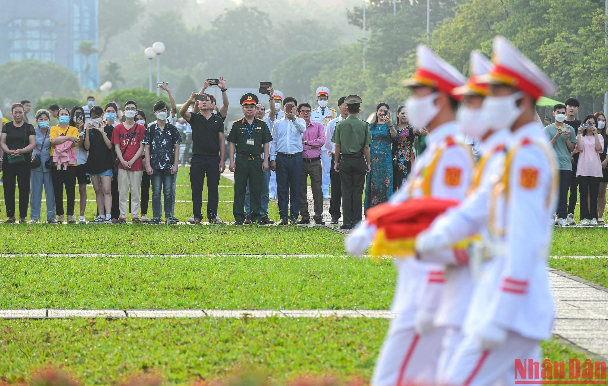 The sacred ceremony has become an emotional moment that many people in the capital as well as tourists often look forward to witnessing, not once but many times. Especially on major national holidays such as National Day (September 2) or President Ho Chi Minh's birthday (May 19), many well-dressed people gather in the historic Ba Dinh Square to witness the solemn flag raising ceremony that evokes many special emotions of the great holidays as well as the great festivals of the country.