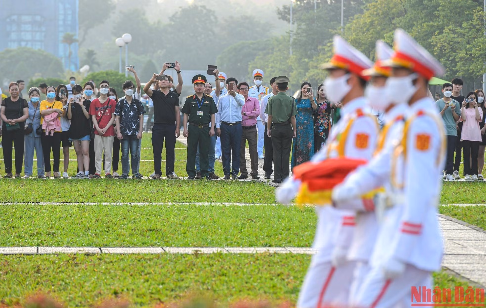 The sacred ceremony has become an emotional moment that many people in the capital as well as tourists often look forward to witnessing, not once but many times. Especially on major national holidays such as National Day (September 2) or President Ho Chi Minh's birthday (May 19), many well-dressed people gather in the historic Ba Dinh Square to witness the solemn flag raising ceremony that evokes many special emotions of the great holidays as well as the great festivals of the country.