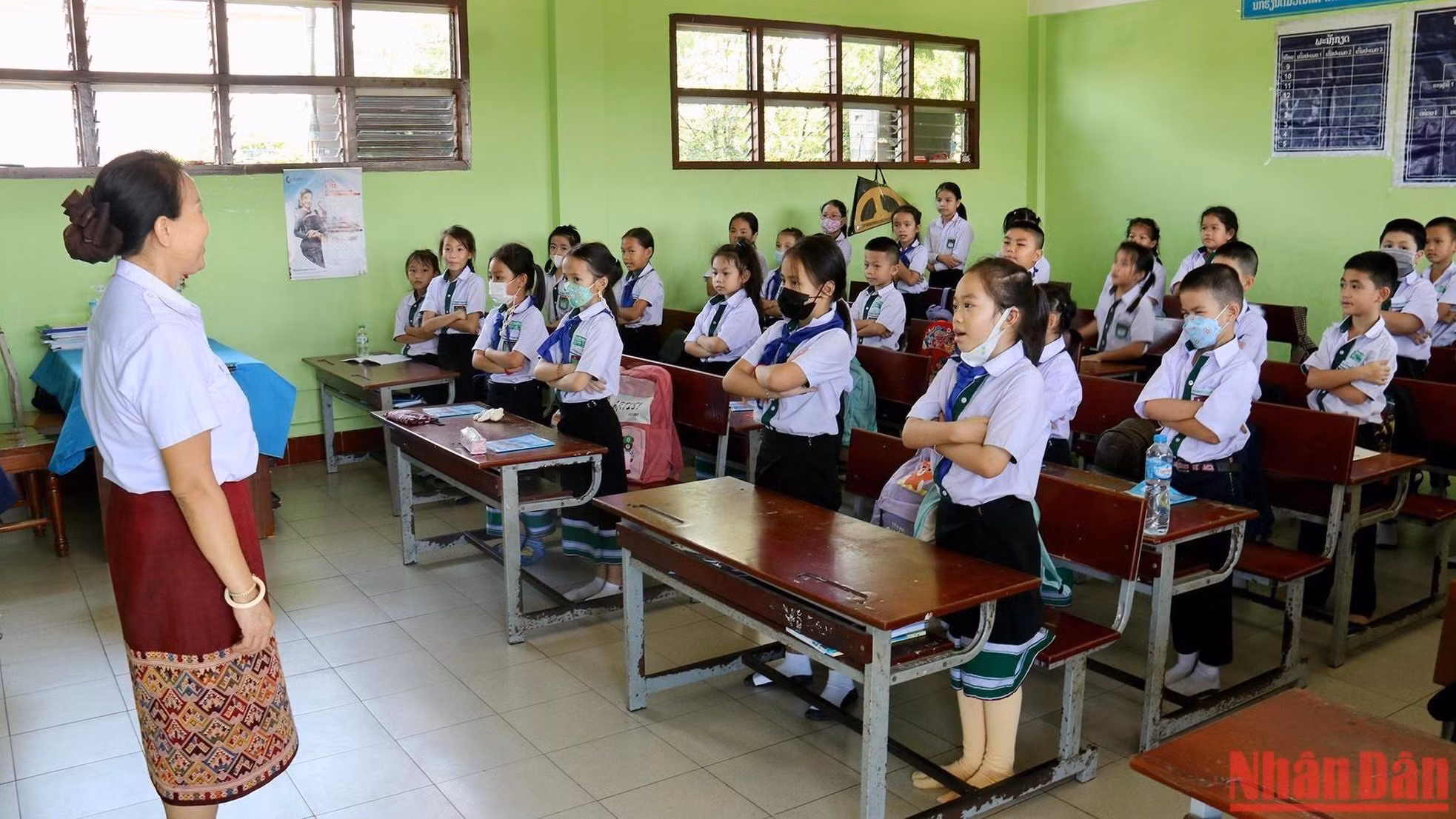 The students politely stood up to greet the teacher in Vietnamese