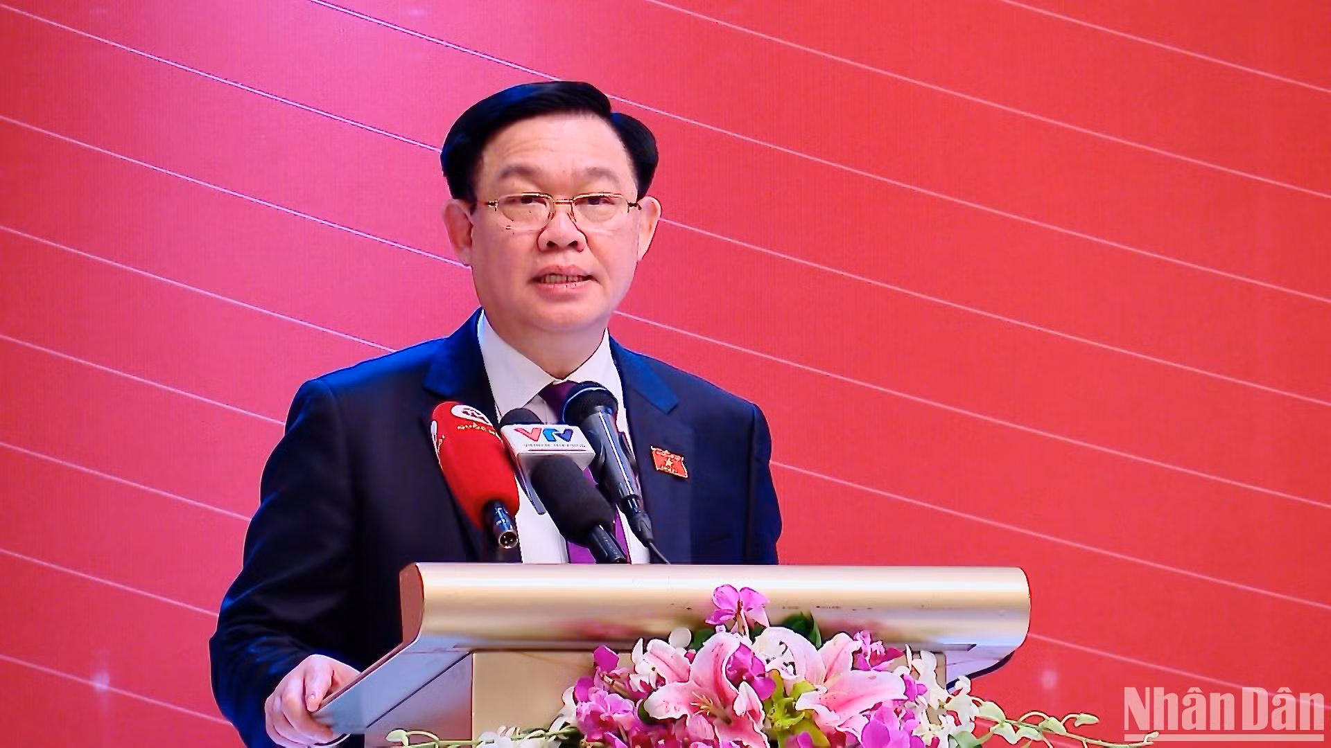 National Assembly Chairman Vuong Dinh Hue speaks at the forum. (Photo: Chien Thang)