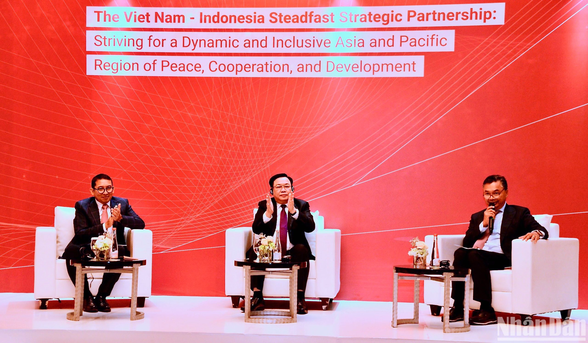 NA Chairman Vuong Dinh Hue and other delegates at the forum. (Photo: Chien Thang) NA Chairman Vuong Dinh Hue and other delegates at the forum. (Photo: Chien Thang)