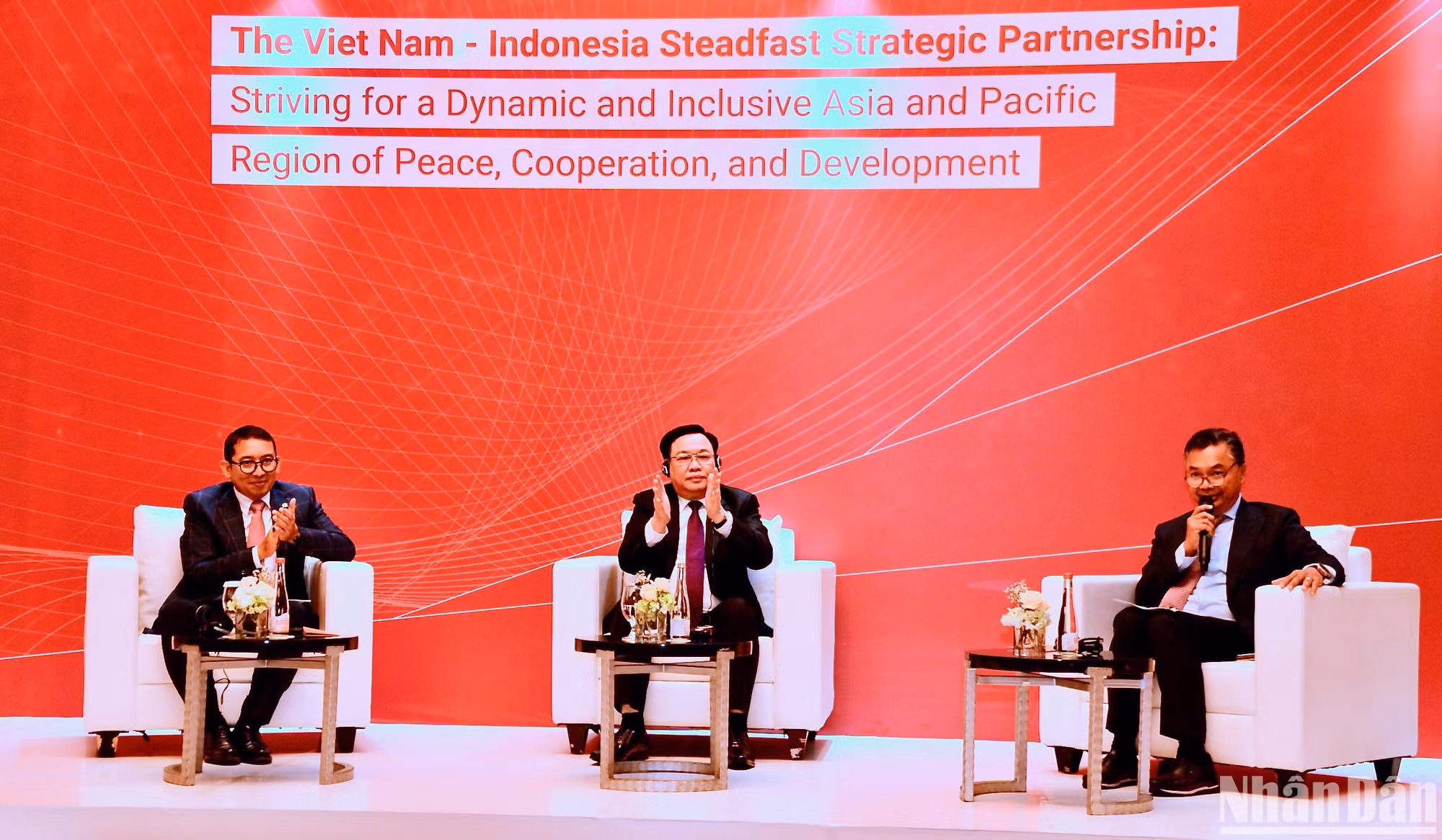 NA Chairman Vuong Dinh Hue and other delegates at the forum. (Photo: Chien Thang)