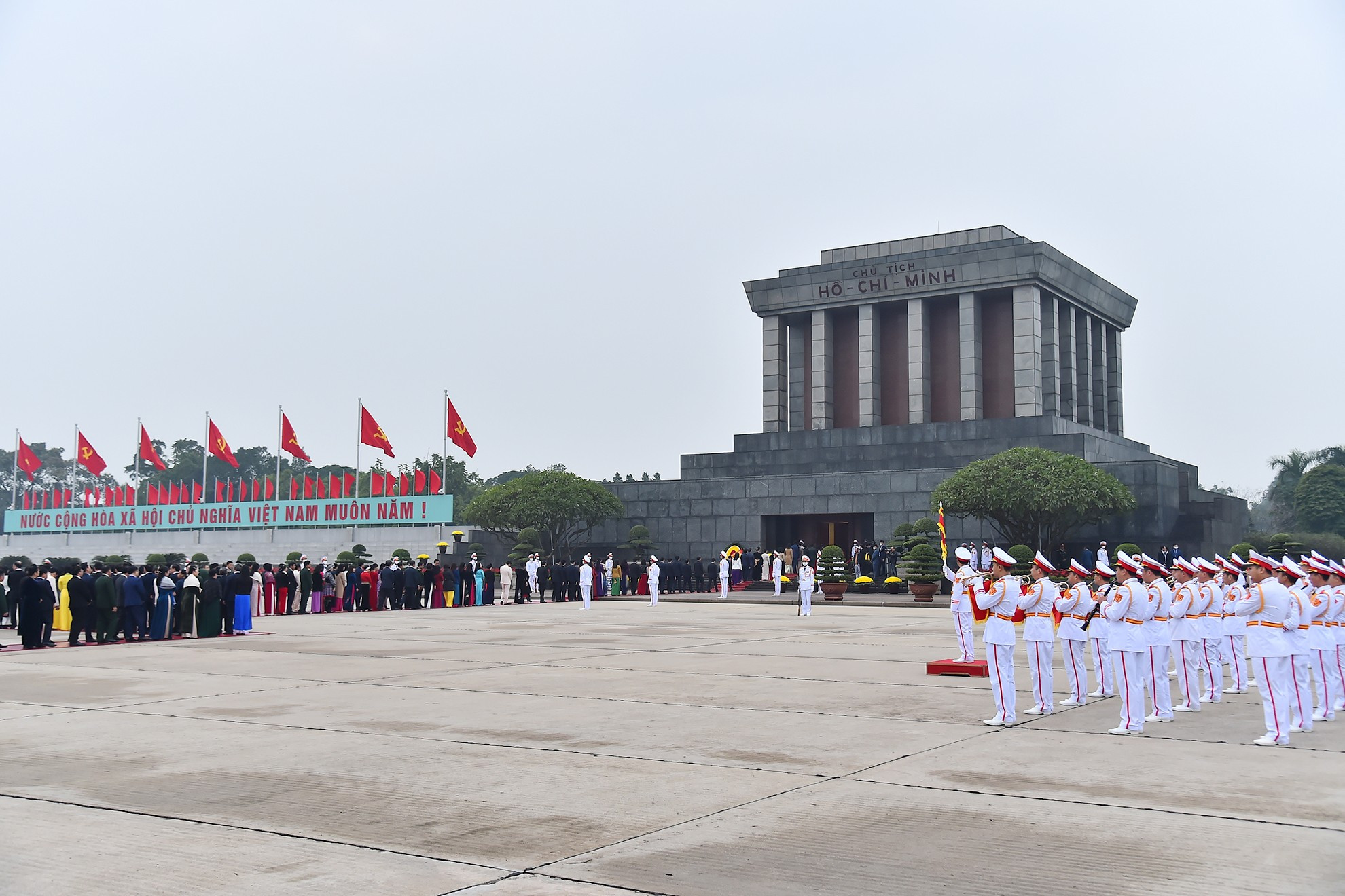 The ceremony to pay tribute to President Ho Chi Minh at Ba Dinh Square, on the morning of January 5. The ceremony to pay tribute to President Ho Chi Minh at Ba Dinh Square, on the morning of January 5.