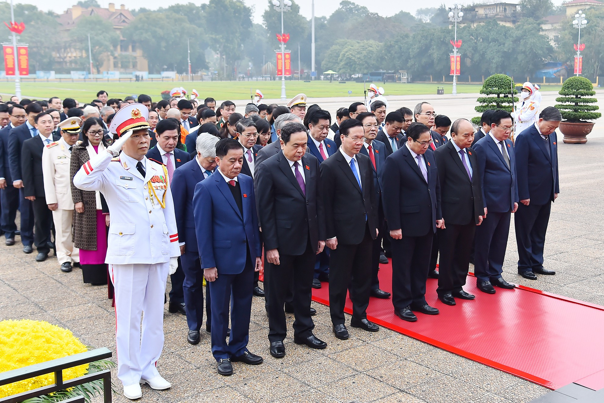 President Nguyen Xuan Phuc, Prime Minister Pham Minh Chinh, National Assembly Chairman Vuong Dinh Hue, and Party and State leaders, along with National Assembly deputies pay tribute to President Ho Chi Minh. President Nguyen Xuan Phuc, Prime Minister Pham Minh Chinh, National Assembly Chairman Vuong Dinh Hue, and Party and State leaders, along with National Assembly deputies pay tribute to President Ho Chi Minh.
