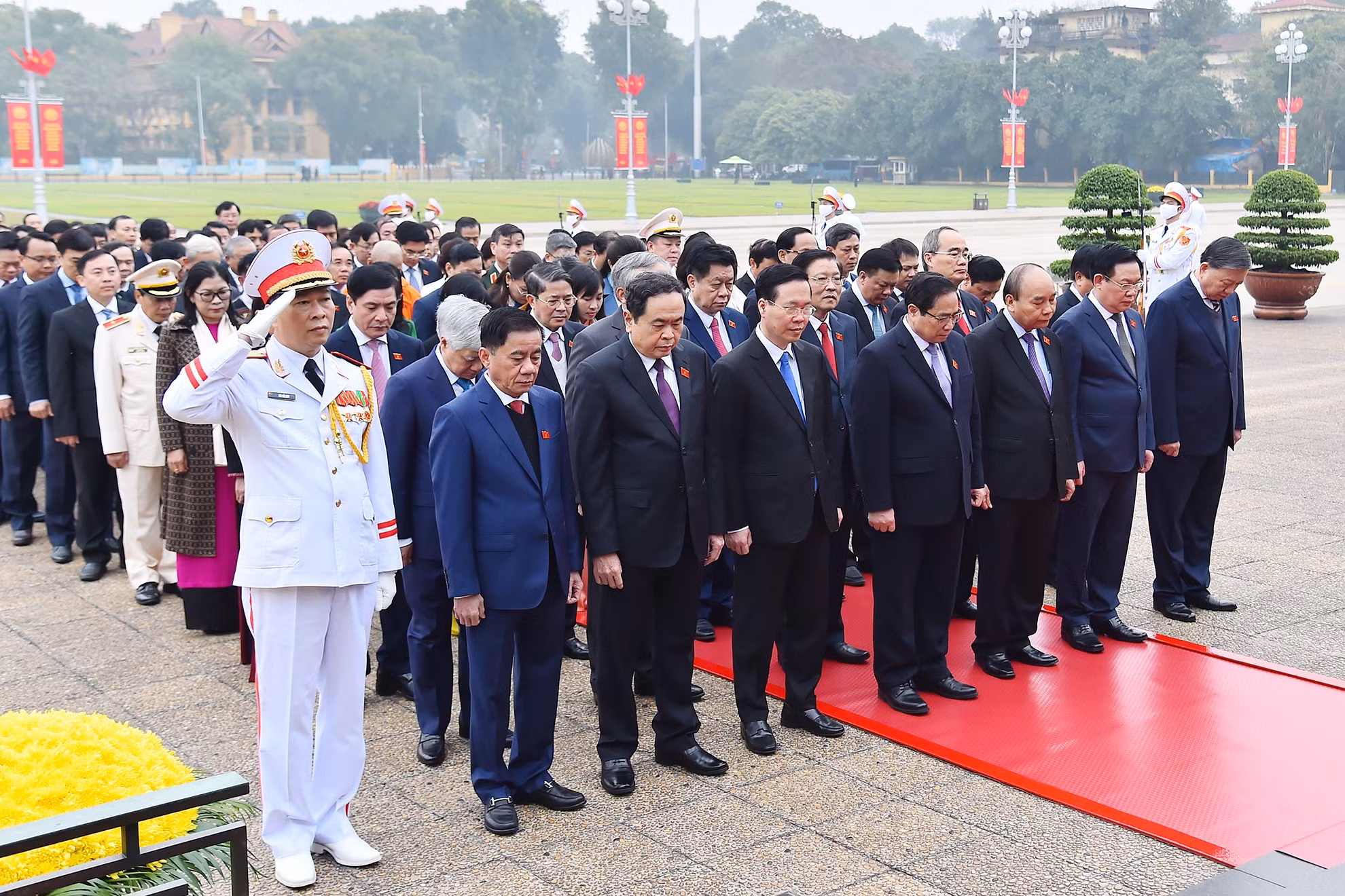 President Nguyen Xuan Phuc, Prime Minister Pham Minh Chinh, National Assembly Chairman Vuong Dinh Hue, and Party and State leaders, along with National Assembly deputies pay tribute to President Ho Chi Minh.