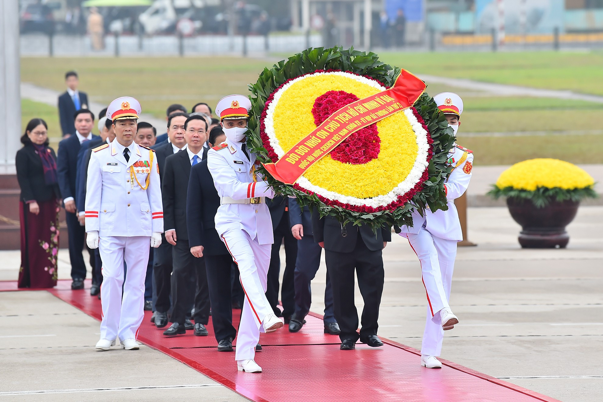 On the wreath of the delegation, there is the inscription: "Eternal gratitude to the great President Ho Chi Minh". On the wreath of the delegation, there is the inscription: "Eternal gratitude to the great President Ho Chi Minh".