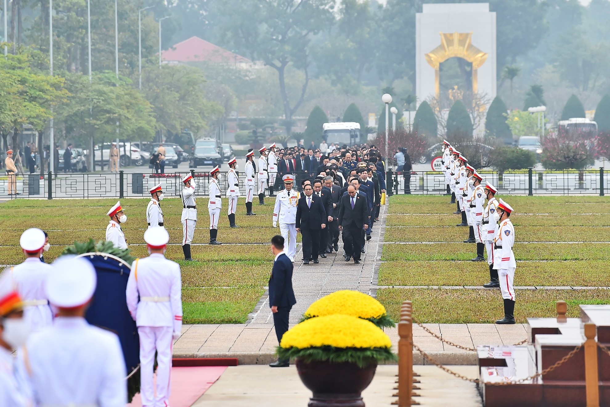 Party and State leaders and National Assembly deputies departed from the National Assembly House's premises to the Ho Chi Minh Mausoleum. Party and State leaders and National Assembly deputies departed from the National Assembly House's premises to the Ho Chi Minh Mausoleum.