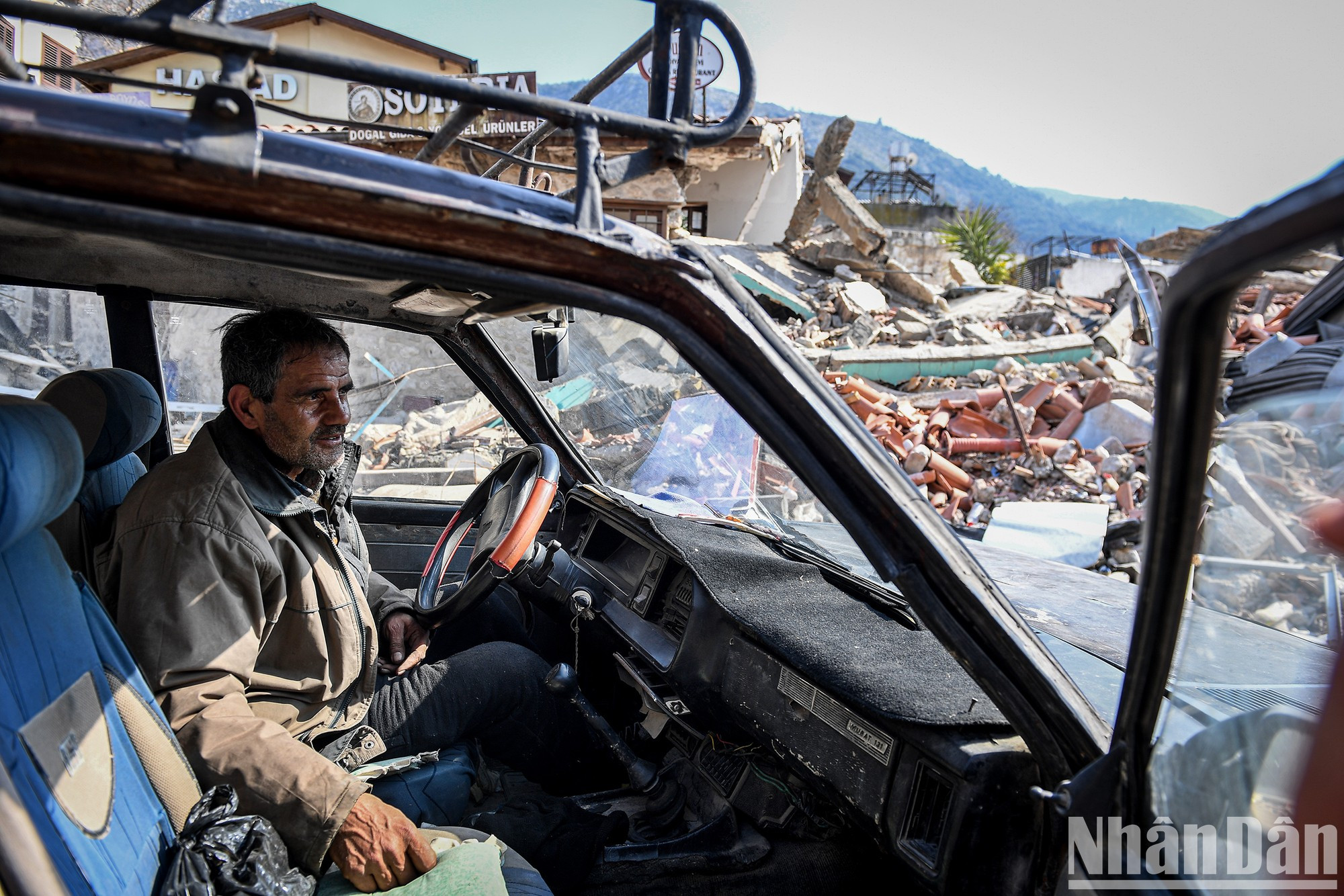 Fuat, 56, from Antakya, returns to the city in his dilapidated car. Fuat, 56, from Antakya, returns to the city in his dilapidated car.