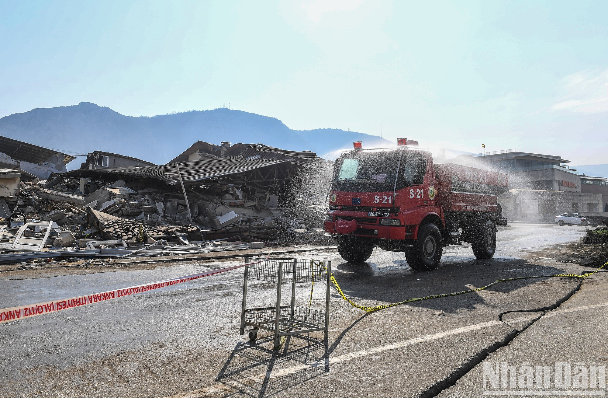 Water spray trucks of the fire fighting force, are also continuously mobilised to spray and wash roads, as dust from cleaning sites has Antakya in a constant state of fog. Water spray trucks of the fire fighting force, are also continuously mobilised to spray and wash roads, as dust from cleaning sites has Antakya in a constant state of fog.