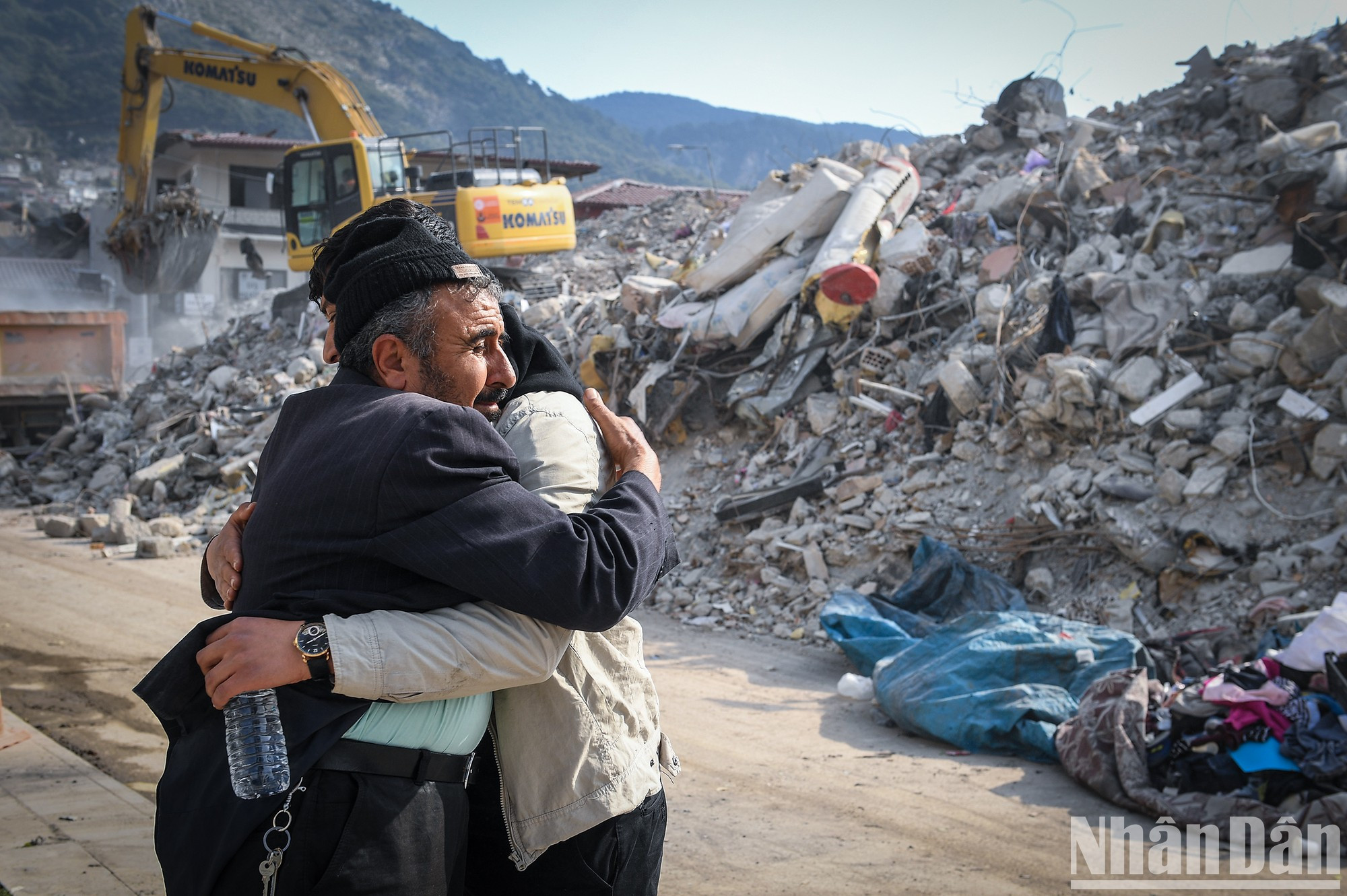 The people here have returned, and with love and sharing, they will overcome this historic disaster. The people here have returned, and with love and sharing, they will overcome this historic disaster.