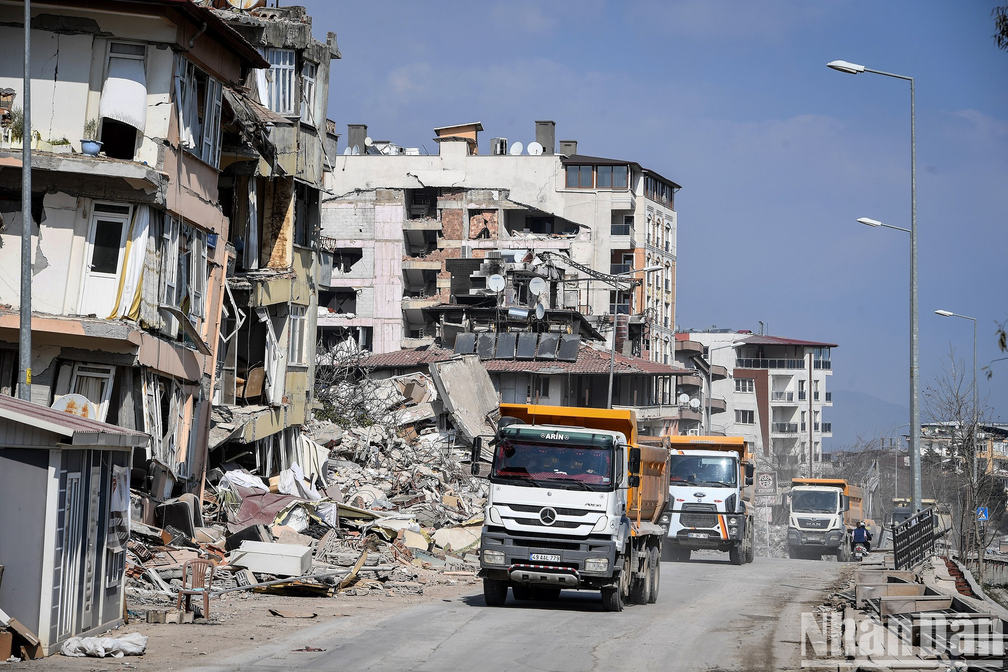 After the search and rescue phase, the Turkish Government is now moving to clean and rebuild the areas affected by the earthquake. In the picture, trucks are moving into the city to clear the wreckage. After the search and rescue phase, the Turkish Government is now moving to clean and rebuild the areas affected by the earthquake. In the picture, trucks are moving into the city to clear the wreckage.