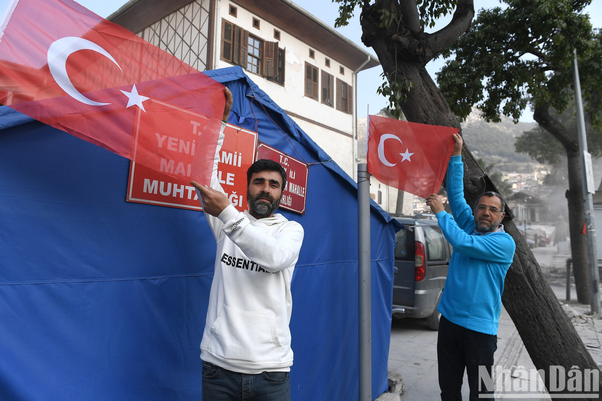 Free relief locations for people have been established all over the city. Serkan Borklu said: “I always pray every day and set up this relief location so earthquake-affected people returning to the city, will have fewer difficulties.” Free relief locations for people have been established all over the city. Serkan Borklu said: “I always pray every day and set up this relief location so earthquake-affected people returning to the city, will have fewer difficulties.”
