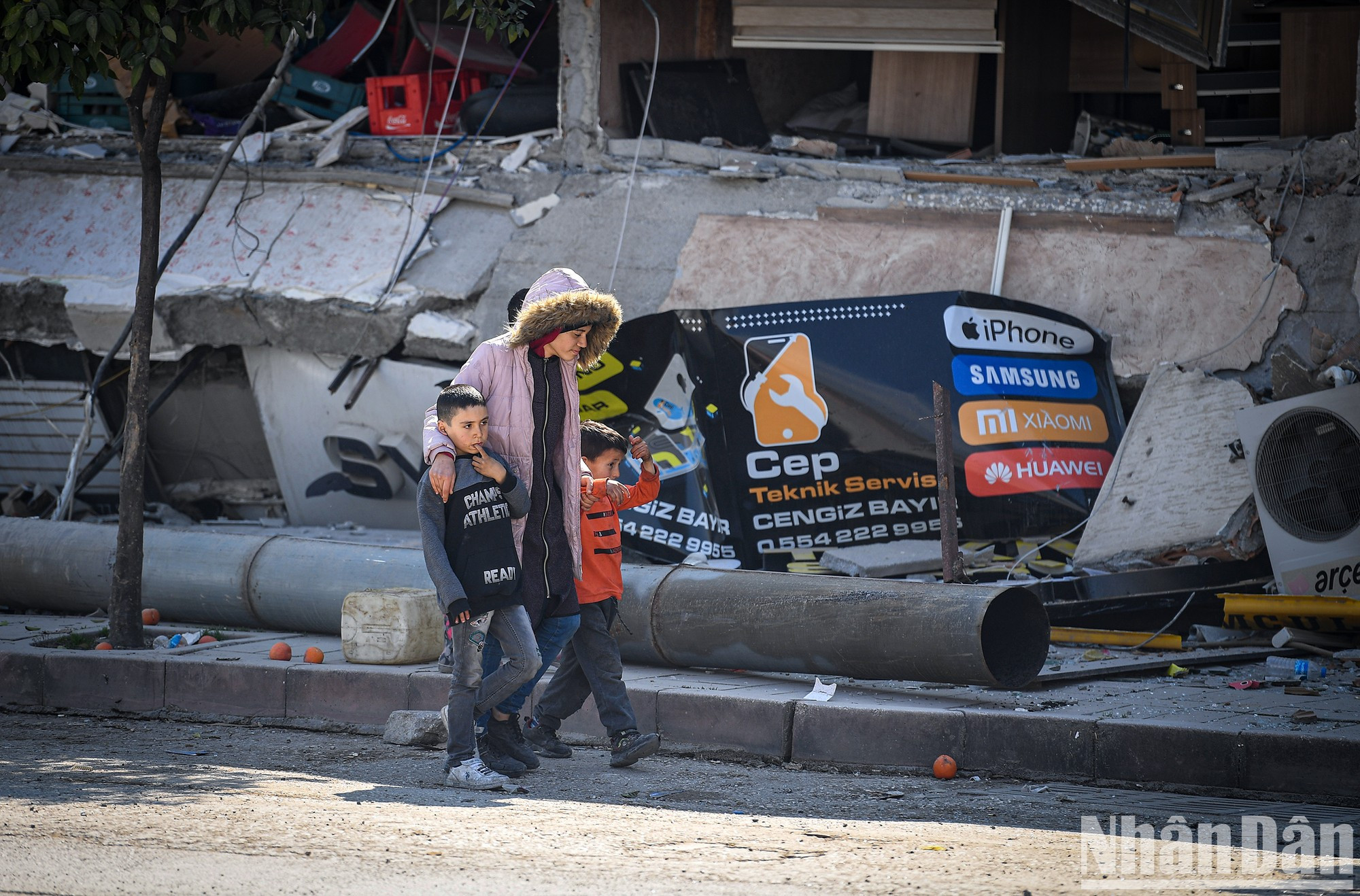 A new rhythm of life has gradually formed right on the ruined buildings. A new rhythm of life has gradually formed right on the ruined buildings.