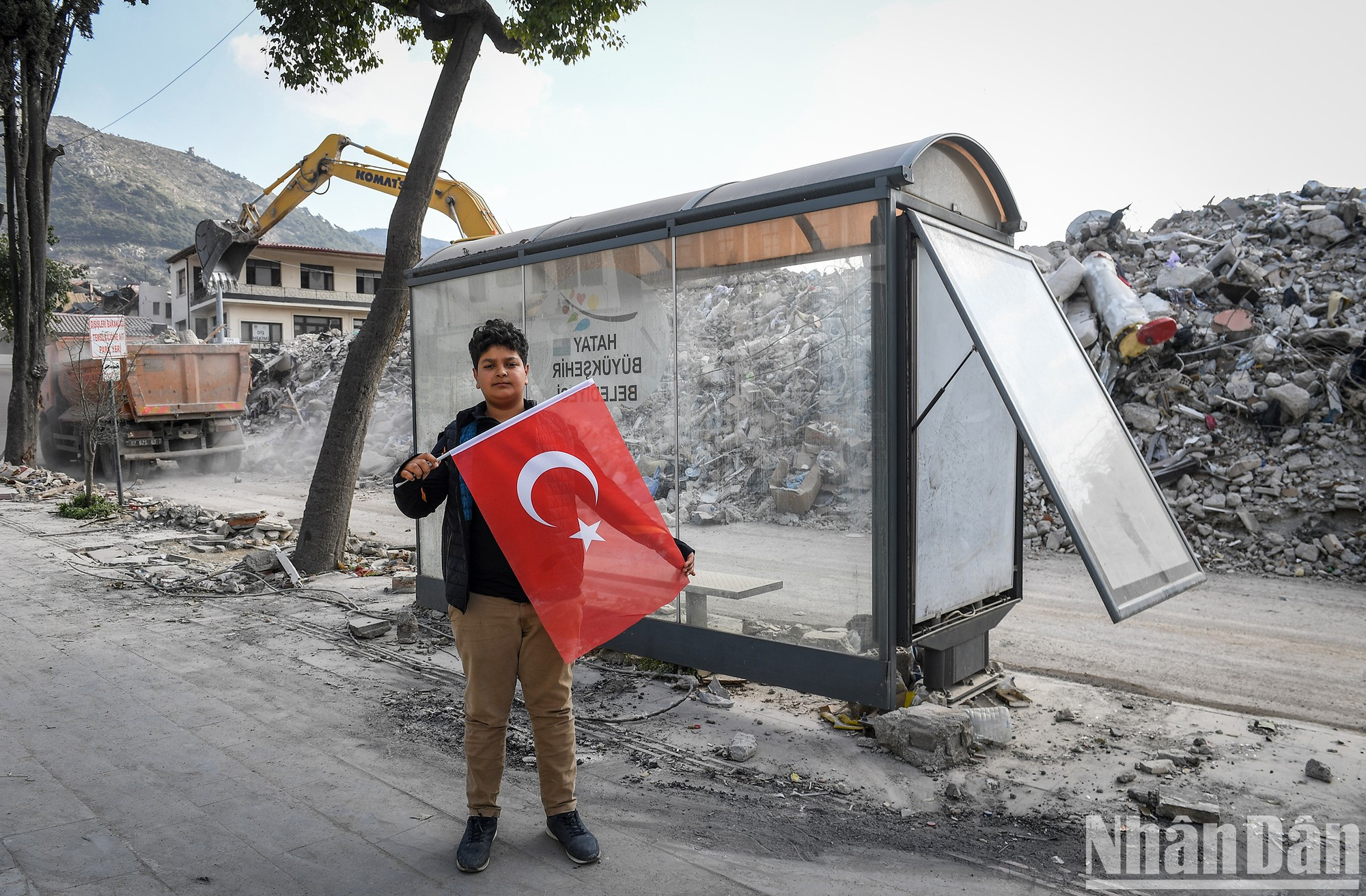 A Turkish boy with the national flag in his hand seems to send the message “We will overcome everything, Turkey will come back stronger.” A Turkish boy with the national flag in his hand seems to send the message “We will overcome everything, Turkey will come back stronger.”