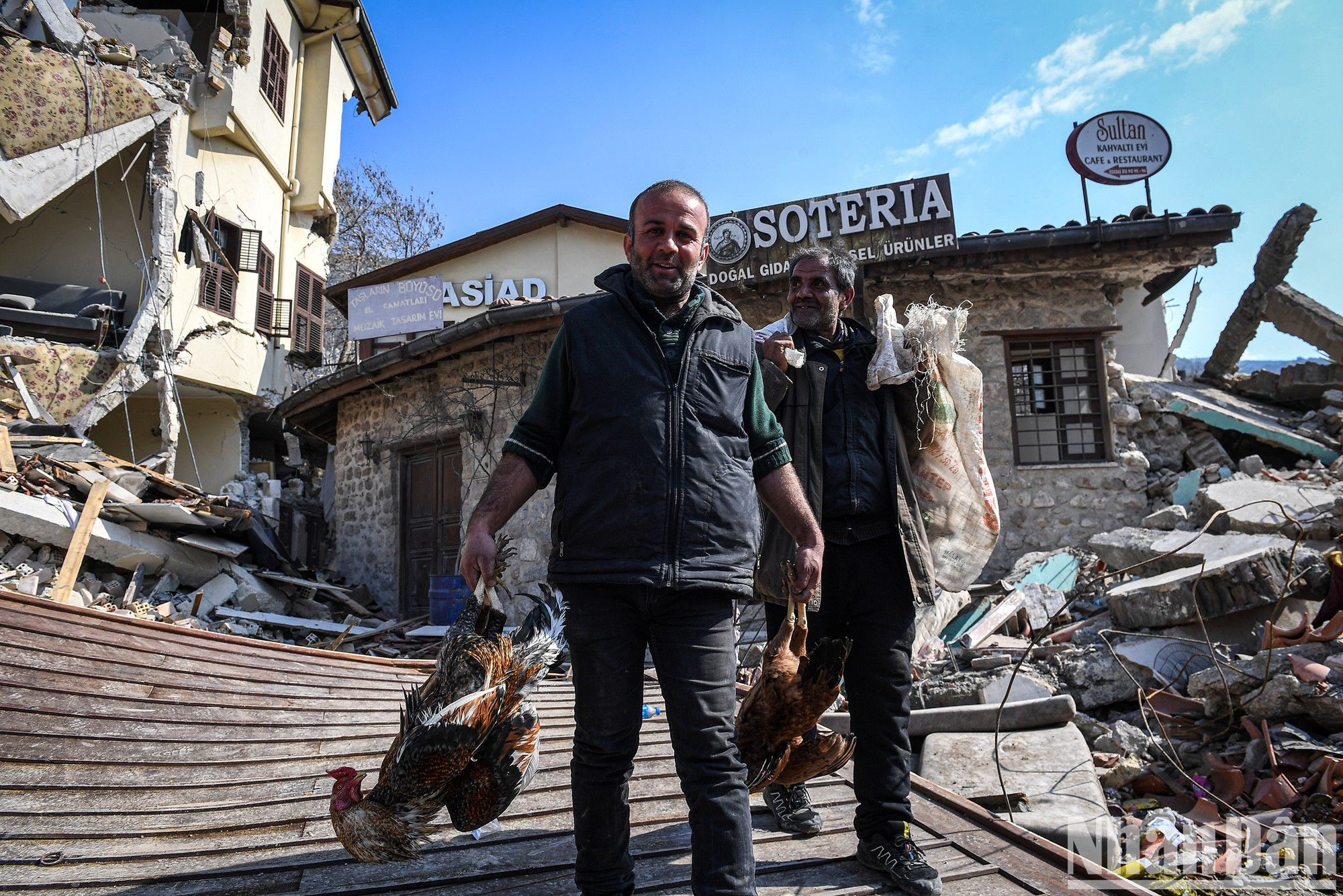Fuat and his friend return to his house. Overcoming bricks and stones, he finds five chickens that survived the earthquake, which is an unexpected joy for him and his companion. Fuat and his friend return to his house. Overcoming bricks and stones, he finds five chickens that survived the earthquake, which is an unexpected joy for him and his companion.