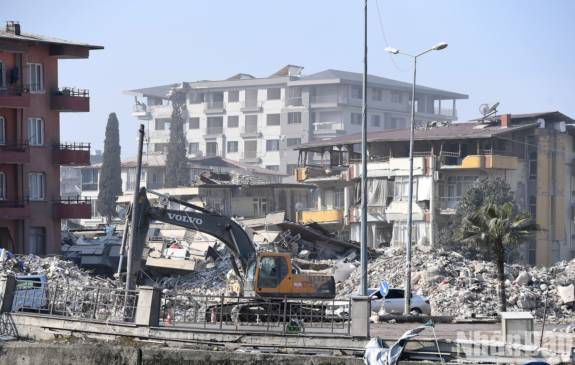 In the city of Antakya, heavy machinery and vehicles are mobilised to clear the meter-high rubble. In the city of Antakya, heavy machinery and vehicles are mobilised to clear the meter-high rubble.