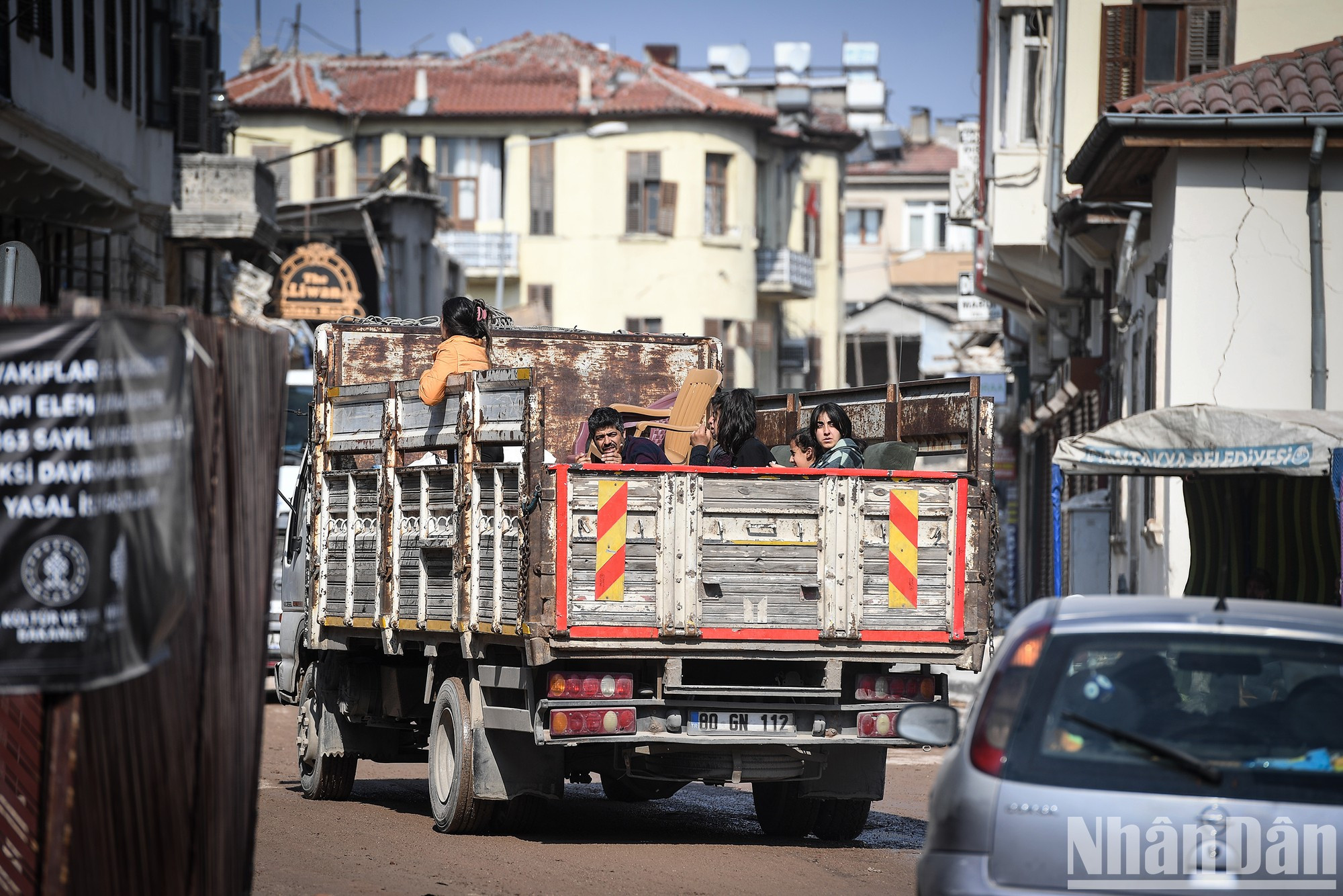 Many families after days of escape, have returned to their hometown with worried eyes at the desolation scene, hoping that their houses are still standing. Many families after days of escape, have returned to their hometown with worried eyes at the desolation scene, hoping that their houses are still standing.