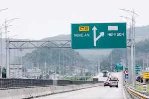 The completed North-South Expressway Project will help connect economic regions. (Photo: HAI NGUYEN)