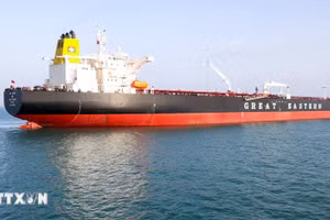 A crude oil tanker docks at Mundra port, India, after crossing the Strait of Hormuz on March 18, 2026. (Photo: ANI/VNA)