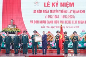 Party General Secretary To Lam (fourth, right) presents the “Hero of the People’s Armed Forces” title to the Military Region 9 armed forces in recognition of its significant contributions to the revolutionary cause of the Party, State, and people. (Photo: VNA)