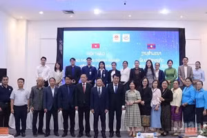 Delegates pose for a commemorative photo at the conference. (Photo: DUY TOAN)