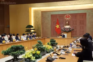 Standing Deputy Prime Minister Pham Gia Tuc chairs a meeting with representatives of US business associations and companies operating in Vietnam on July 17, 2026. (Photo: baochinhphu.vn)
