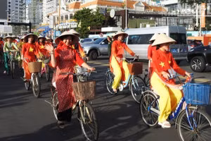 Thousands of women dressed in vibrant ao dai cycled along the streets of Nha Trang, becoming "cultural ambassadors" promoting the image of a dynamic and friendly Khanh Hoa to international visitors.
