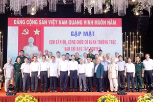 Party General Secretary and State President To Lam in a group photo with former officials and civil servants of the standing body of the Steering Committee for the Central Highlands on July 17, 2026. (Photo: VNA)