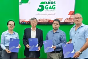 Vietnamese Ambassador to Cuba Le Quang Long (second from left) witnesses the handover ceremony for the first batch of rice produced by TBAgri to the Cuban side. (Photo courtesy of the Embassy of Viet Nam in Cuba)