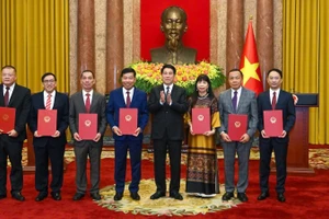 President Luong Cuong with newly accredited and appointed Vietnamese ambassadors abroad. (Photo: NDO)