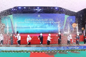 At the ground-breaking ceremony for Ha Noi's Nam Thang Long - Tran Hung Dao metro line (Photo: VNA)