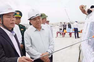 Member of the Party Central Committee, Secretary of the Quang Tri Provincial Party Committee Nguyen Van Phuong and Vice Chairman of the Provincial People’s Committee Le Duc Tien inspect the construction progress at the My Thuy Port Area project.