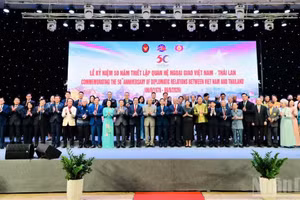 The delegates pose for a commemorative photo. (Photo: NDO)