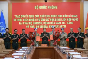 Deputy Chief of the General Staff of the VPA Senior Lieutenant General Phung Si Tan (centre) hands over the President’s decisions to the officers undertaking UN peacekeeping missions at the ceremony. (Photo: NDO)