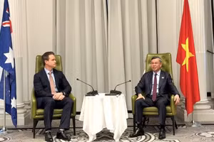 At the working session between Vietnamese Minister of Finance Ngo Van Tuan (right) and RMIT University’s Vice-Chancellor and President Professor Alec Cameron in Sydney on August 10 (Photo courtesy of the Ministry of Finance)
