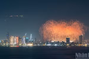 The 4th night of DIFF 2026 illuminates the sky of the city on the Han River.