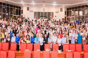 The sponsoring families, Lao and Cambodian students, and organisers pose for a commemorative photo.