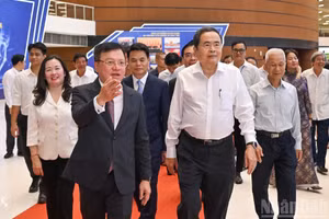 National Assembly Chairman Tran Thanh Man visits exhibition booths at the National Press Festival 2026 in Hai Phong on June 21, 2026. (Photo: NDO)