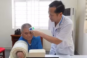 Medical examination for war veterans at the Centre for the Care of Meritorious Individuals.